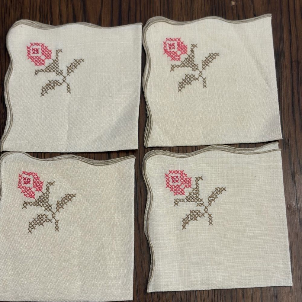 Embroidered Floral Linen Napkins. Set of 4. Vintage. Beautiful.